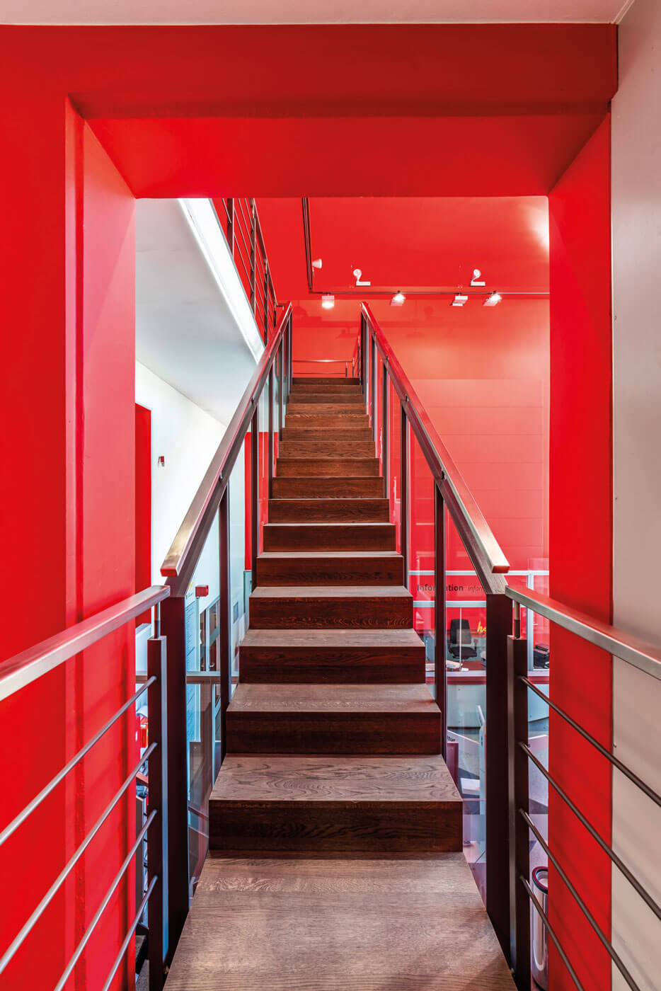 Modernes Treppenhaus aus hochwertigen Materialien.